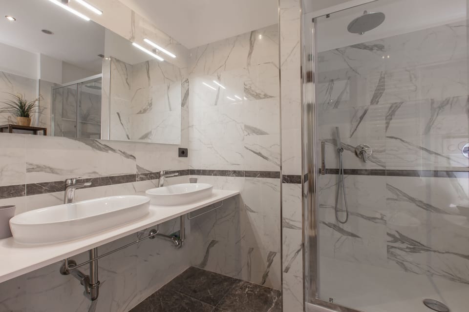 Shower, free toiletries, hair dryer, bidet