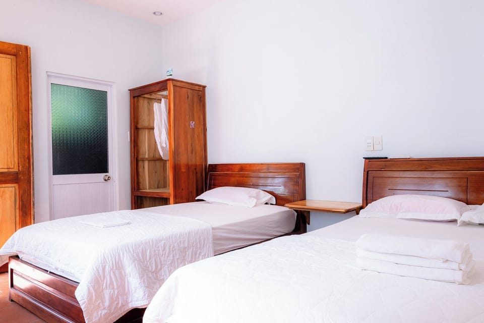 Basic Double or Twin Room, Balcony, Courtyard View | Minibar, desk