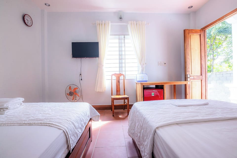 Basic Double or Twin Room, Balcony, Courtyard View | Minibar, desk