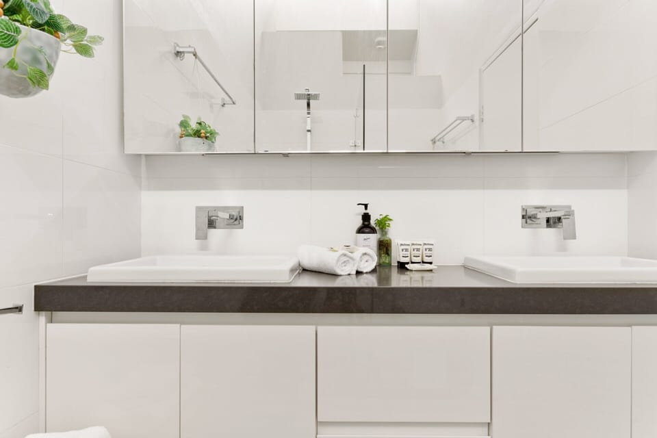Elegantly Modern 2-bed In The Heart of Chippendale Apartment in Camperdown