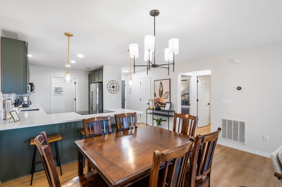 Condo, Multiple Beds, Balcony, Garden View (Avondale Hideaway) | Dining