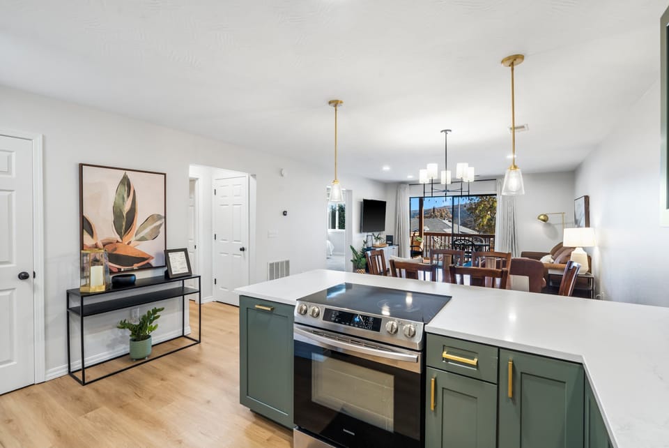 Condo, Multiple Beds, Balcony, Garden View (Avondale Hideaway) | Private kitchen
