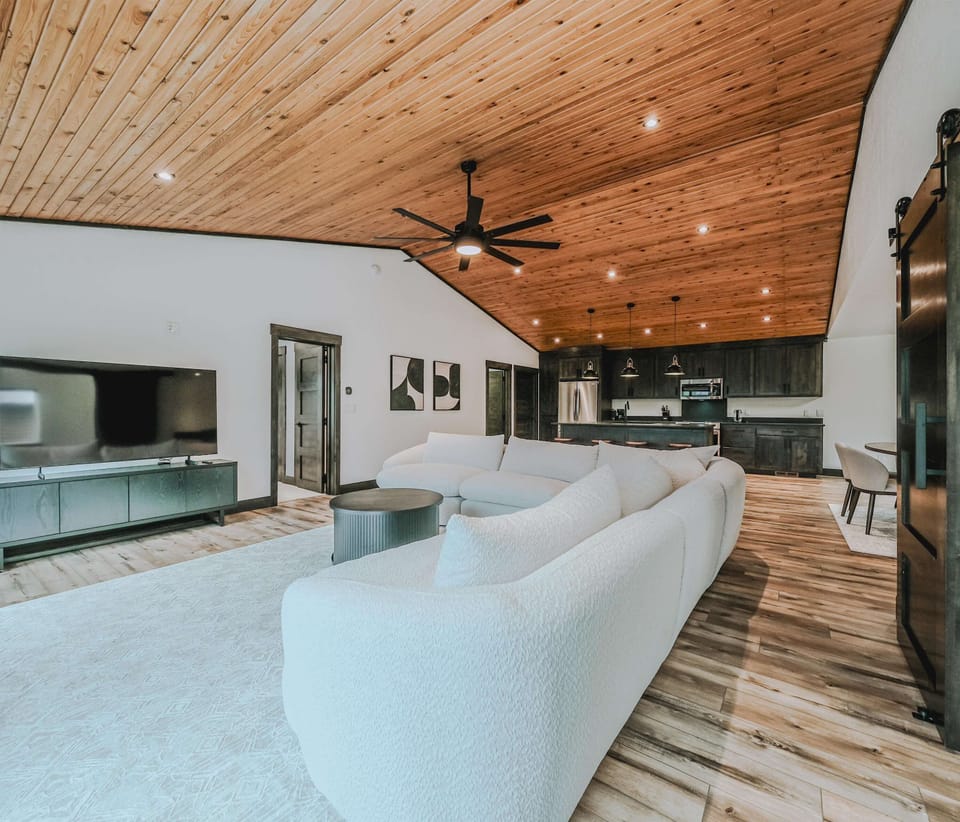 House, Multiple Beds, Patio (Sunrise Lookout on Carpenter Lake) | Living area