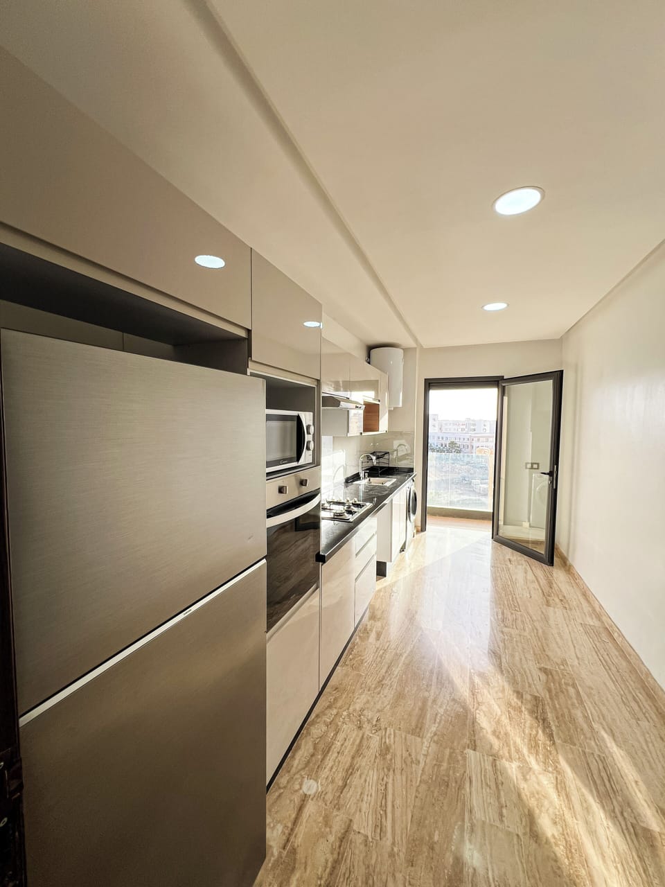 Fully equipped kitchen and a balcony ideal for coffee, relaxing, and sunsets.