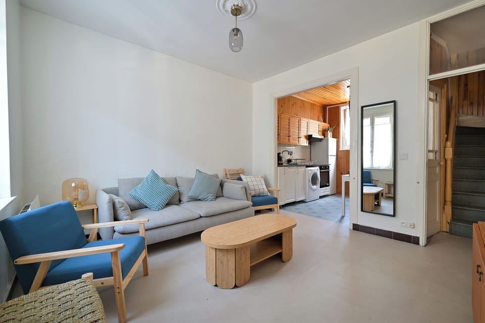 Superior House, Sea View | Living area | TV