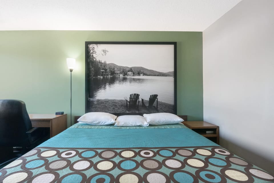 Individually decorated, desk, blackout drapes, free cribs/infant beds