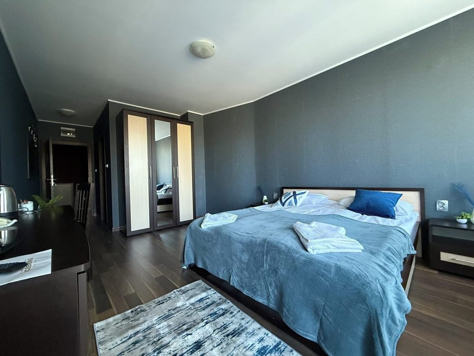 Deluxe Double Room | In-room safe, iron/ironing board, free WiFi, bed sheets