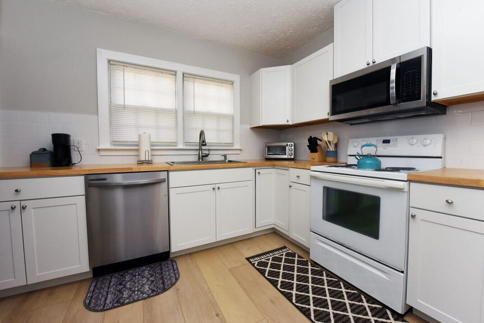 Downtown Historic Cottage | Walk to Ocoee Brewery and Rods Rockin` Rolls