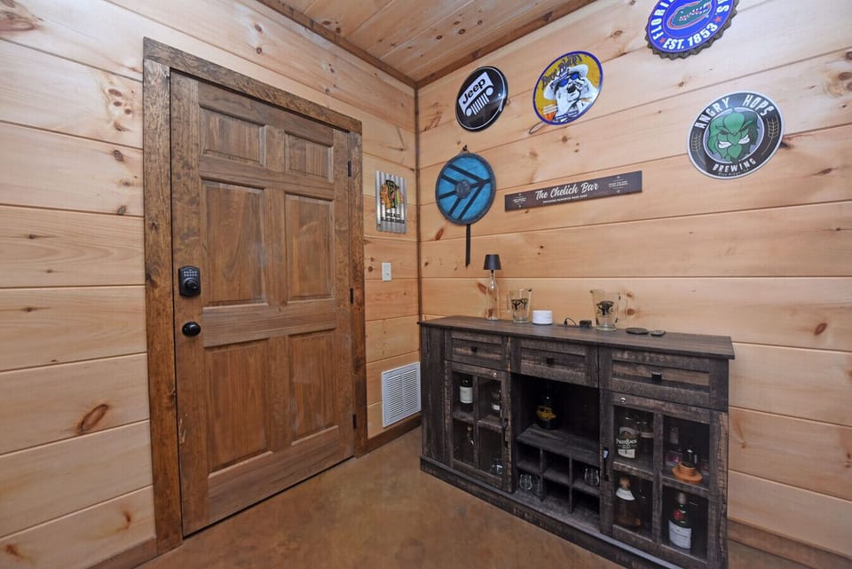 Rustic Moose- 4br/3ba, Hot Tub, Pool Table, Wifi, Views, Convenient to Blue Ridge GA