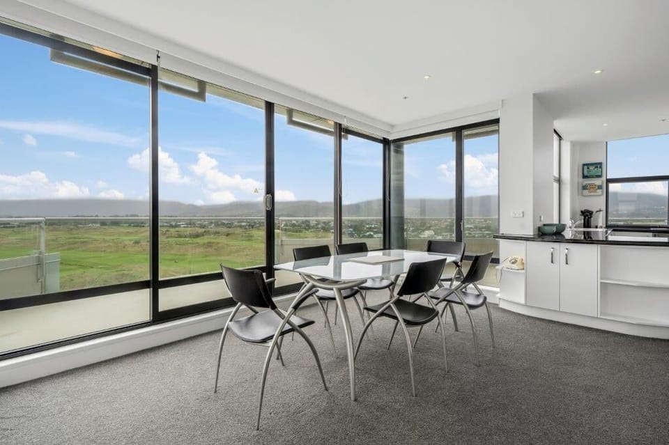 Panoramic Apartment, Ocean View | In-room dining