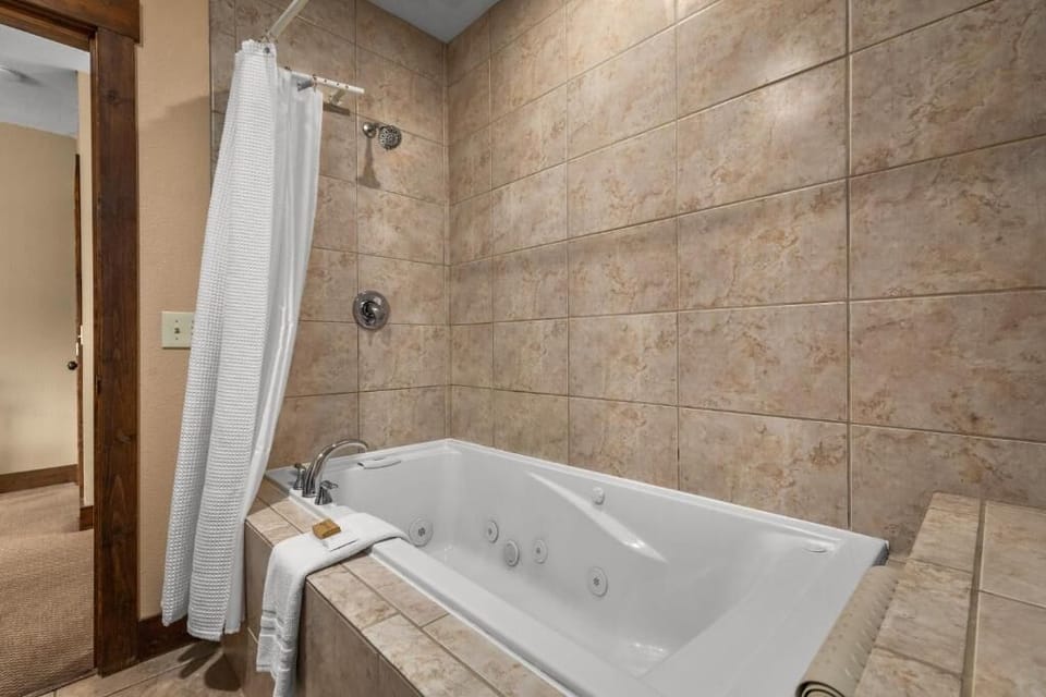 Izaak King w/ River View & Vaulted Ceilings | Bathroom | Free toiletries, hair dryer, towels, soap