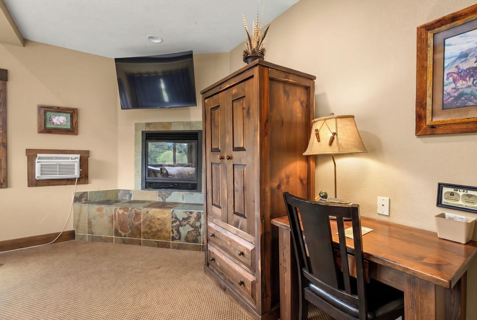 Izaak King w/ River View & Vaulted Ceilings | Free WiFi, bed sheets