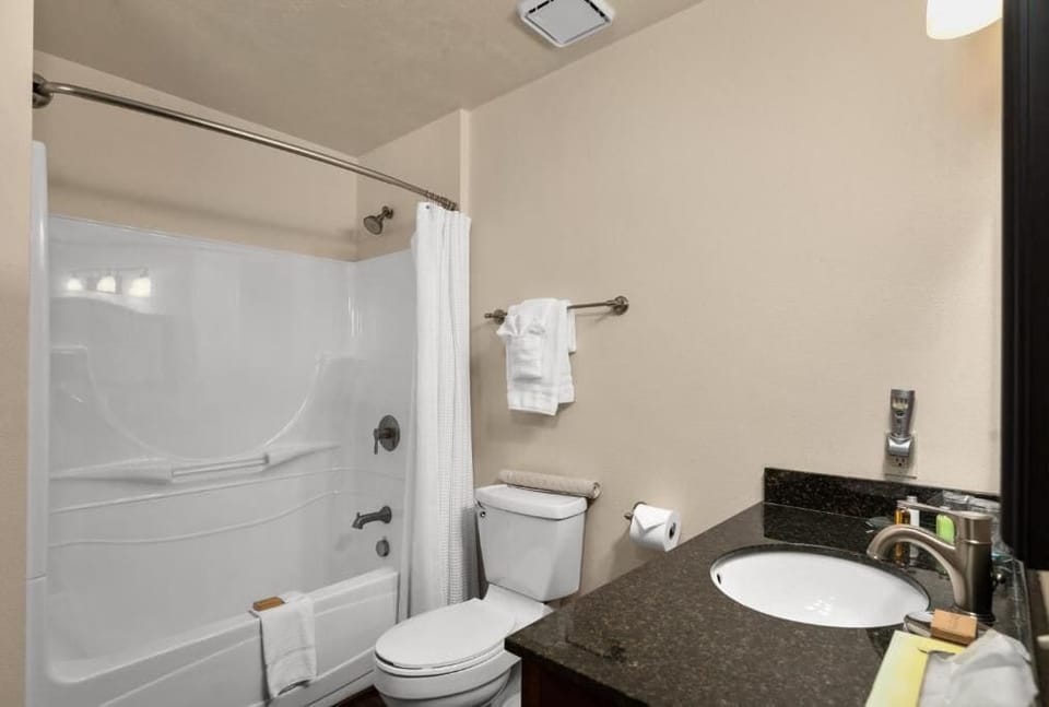 Standard Room, Balcony, Garden View | Bathroom
