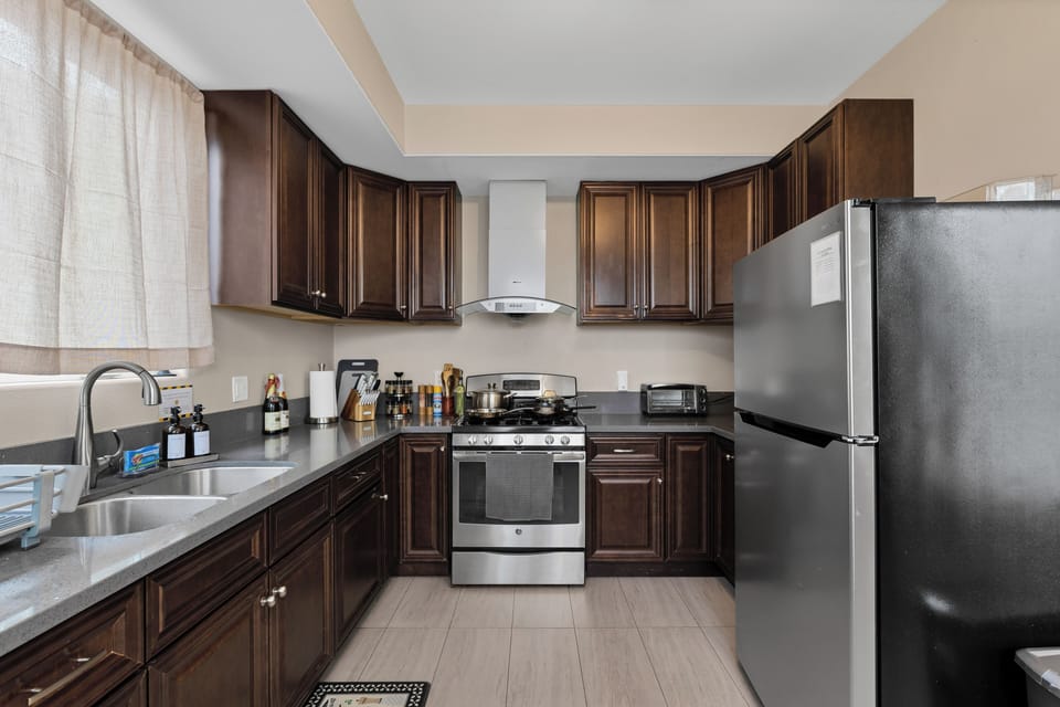 Fully equipped kitchen! Toaster oven, dishwasher, microwave, fridge, freezer,etc