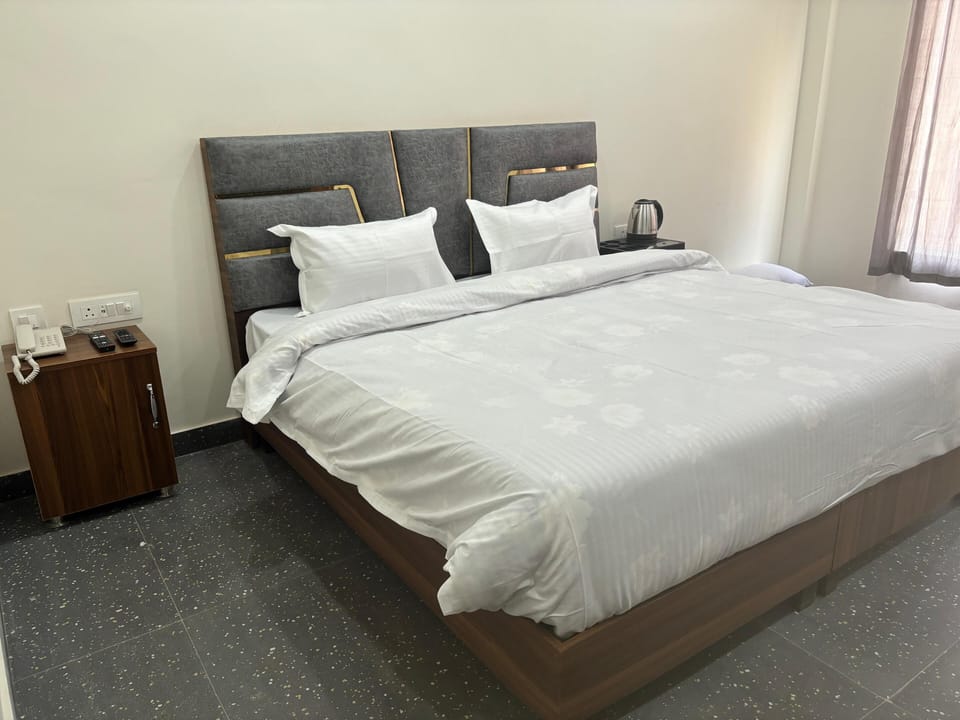 Deluxe Single Room | Laptop workspace, iron/ironing board, free WiFi