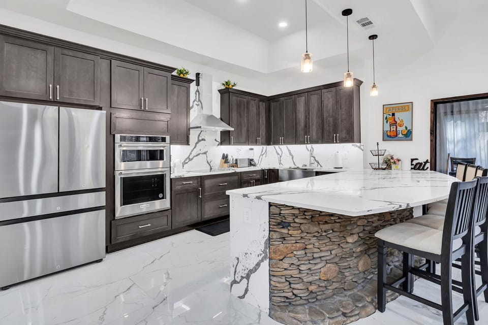 Big fridge, double oven, stovetop, dishwasher, and more! Fully equipped.