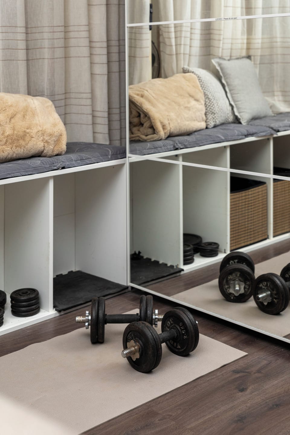 Apartment, 1 Queen Bed with Sofa bed, Air conditioning | Room amenity