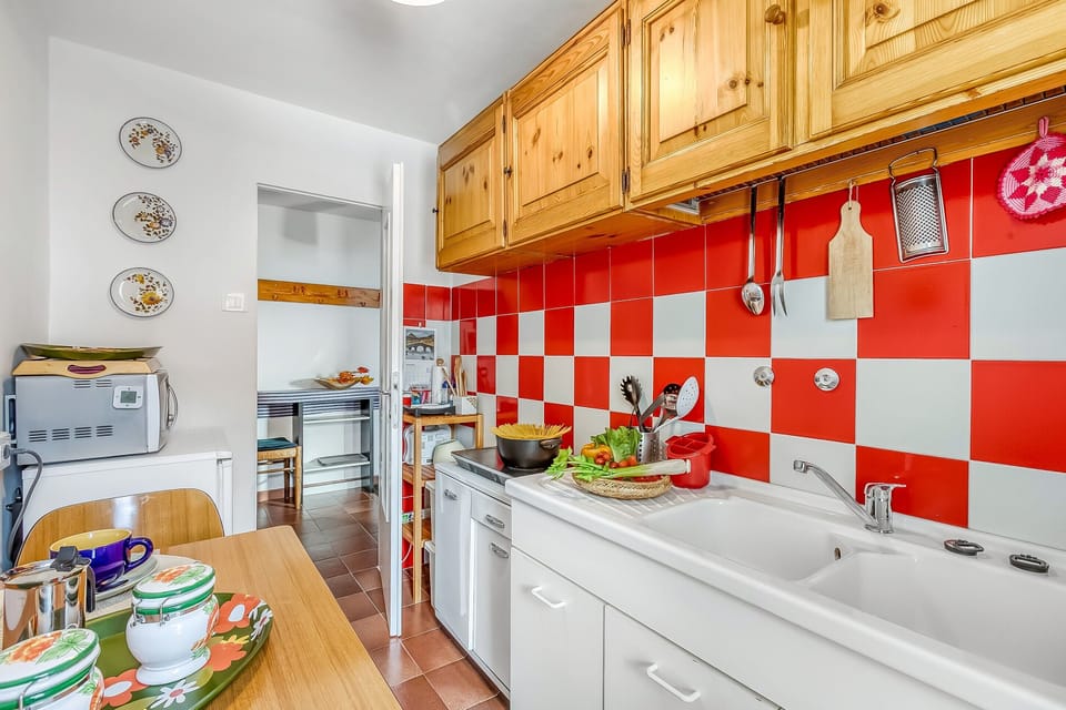 Standard Apartment, Multiple Bedrooms (Gran Roc 23) | Private kitchen | Fridge, microwave, stovetop, cookware/dishes/utensils