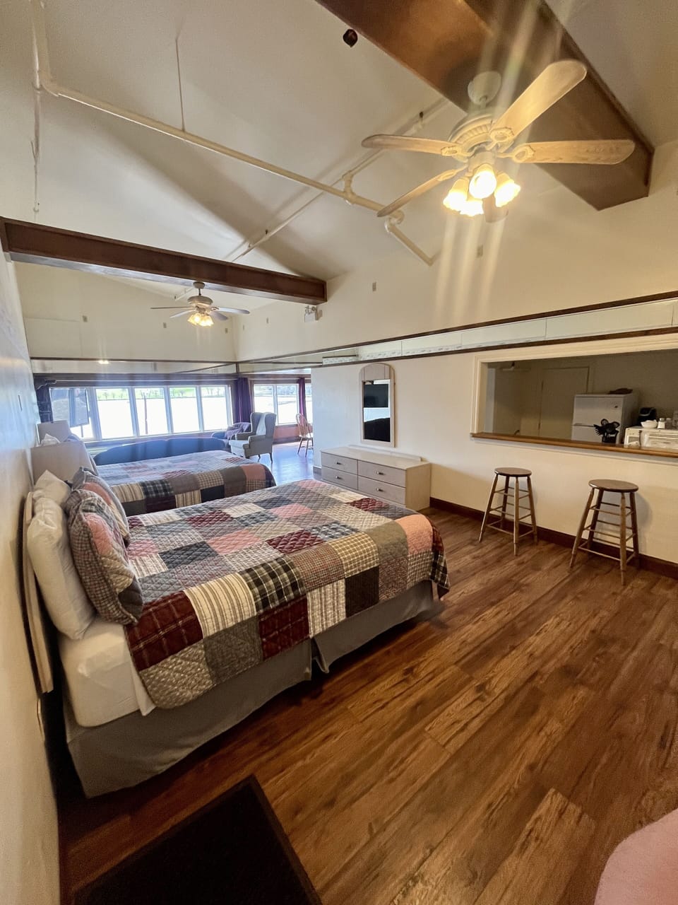 Suite | Iron/ironing board, free WiFi, bed sheets