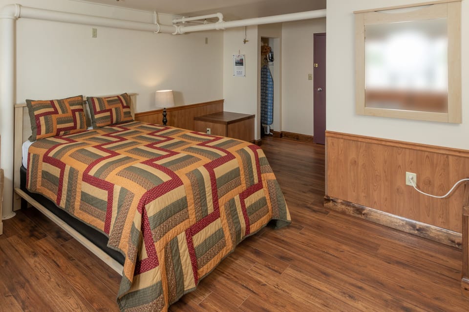 Room, 1 Queen Bed | Iron/ironing board, free WiFi, bed sheets