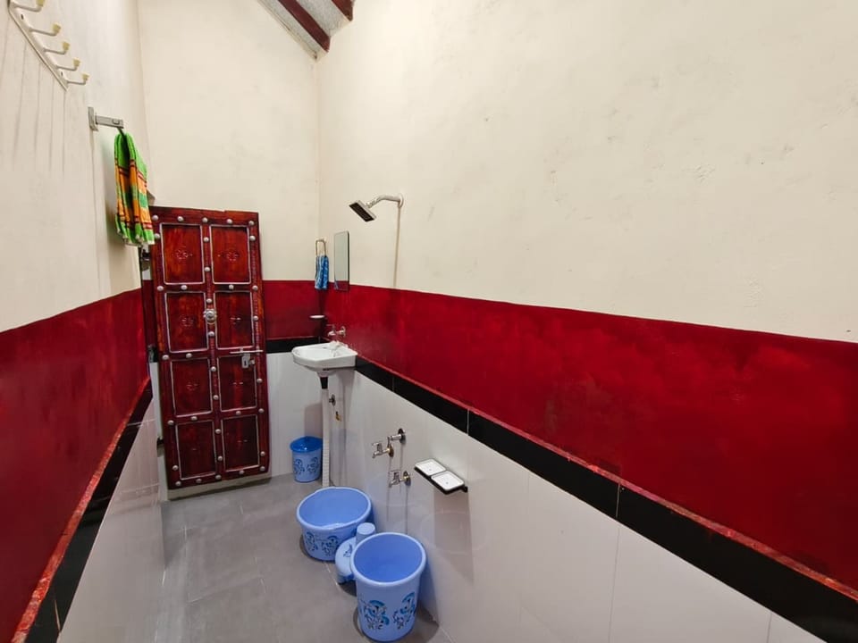 Family Room | Bathroom | Shower, free toiletries, towels, soap