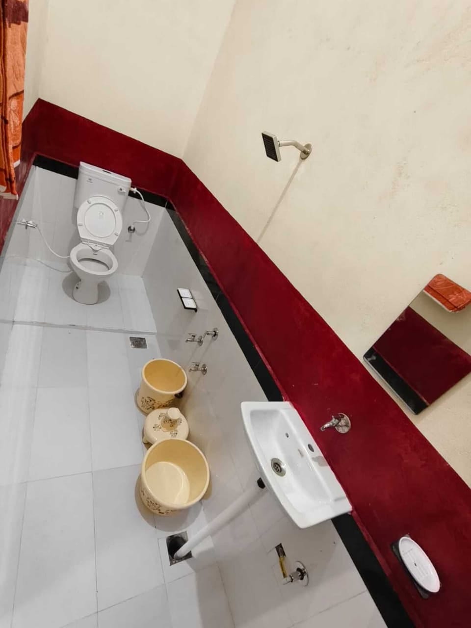 Family Room | Bathroom | Shower, free toiletries, towels, soap