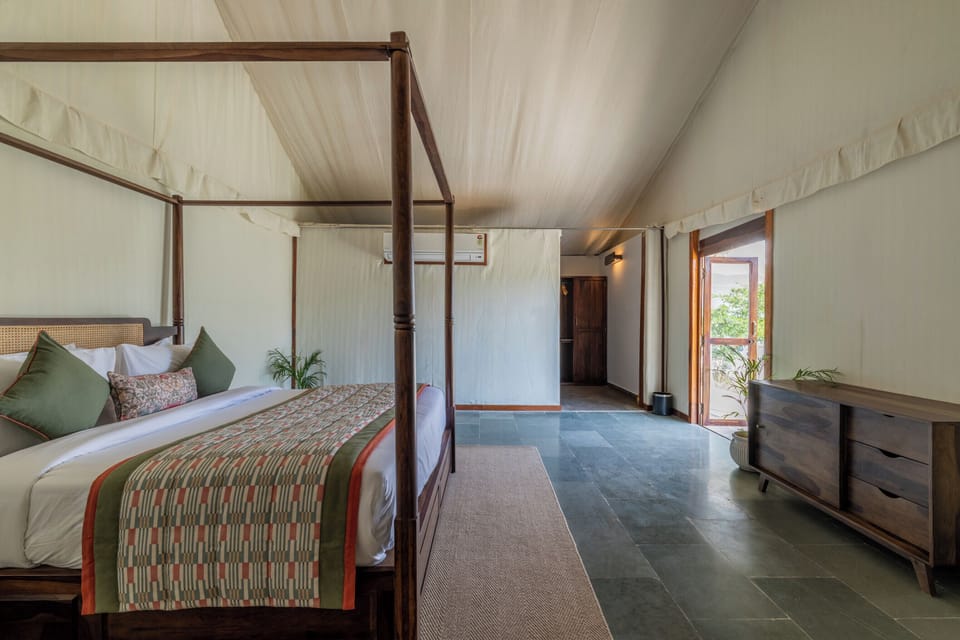 Premium Tents | In-room safe, desk, WiFi (free)
