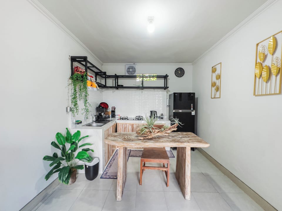 Deluxe Room | Shared kitchen | Fridge, stovetop, cookware/dishes/utensils