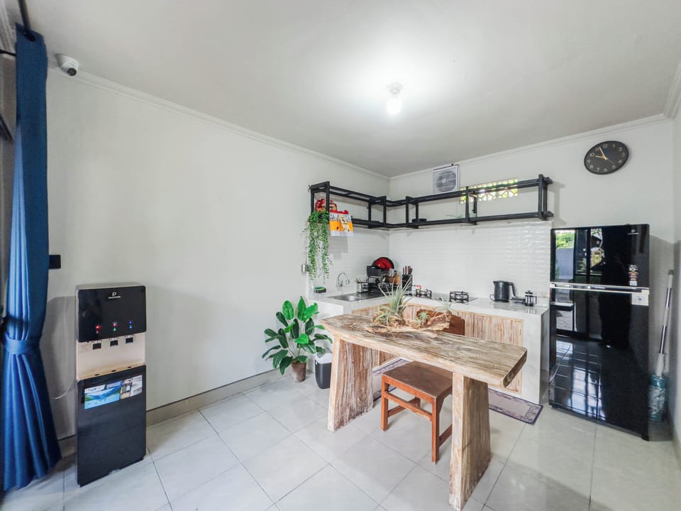 Deluxe Room | Shared kitchen | Fridge, stovetop, cookware/dishes/utensils