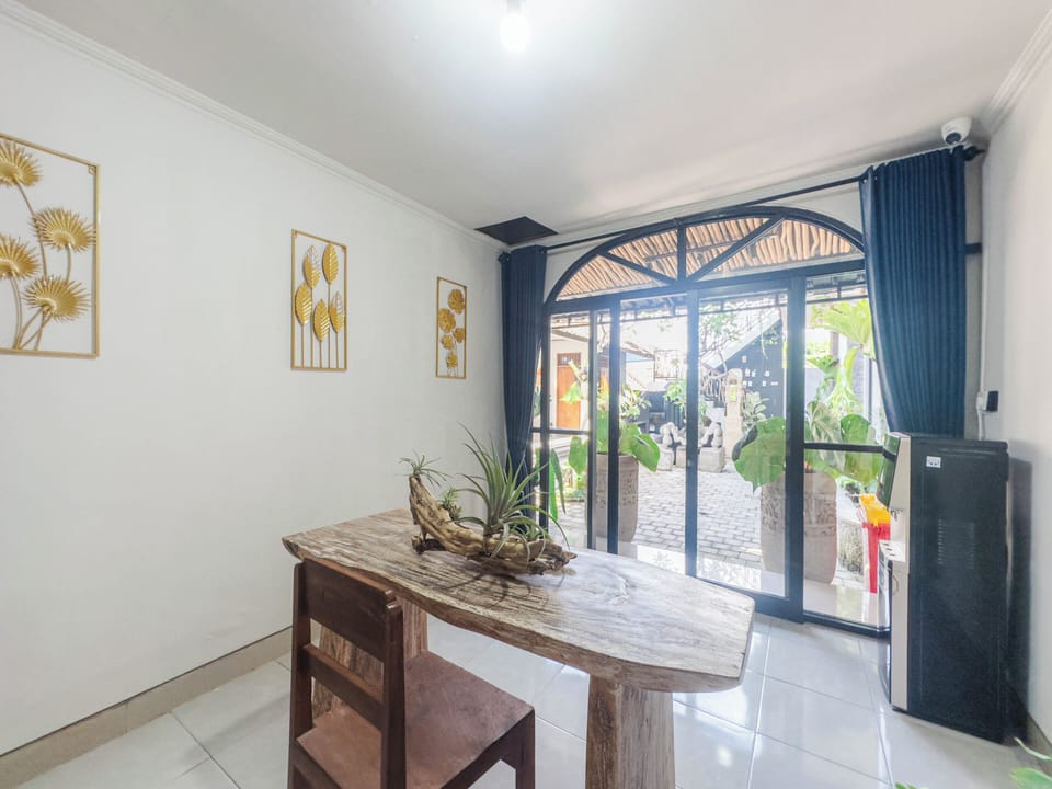 Deluxe Room | Shared kitchen | Fridge, stovetop, cookware/dishes/utensils