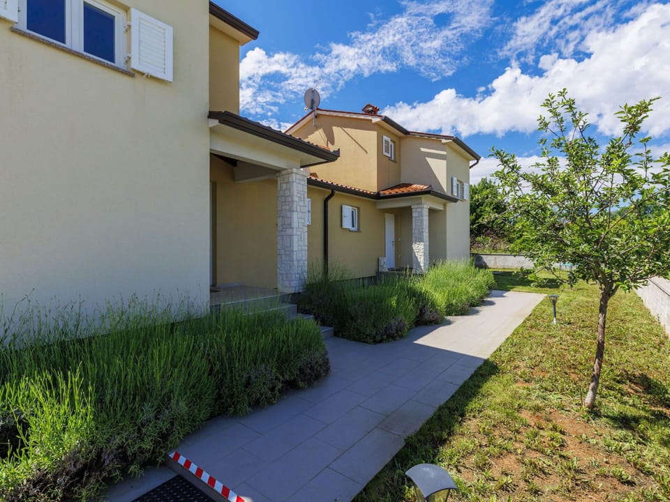 Residential Area, Shrub, Home, Suburb, Garden, Estate, Driveway, Walkway, Landscaping, Sidewalk