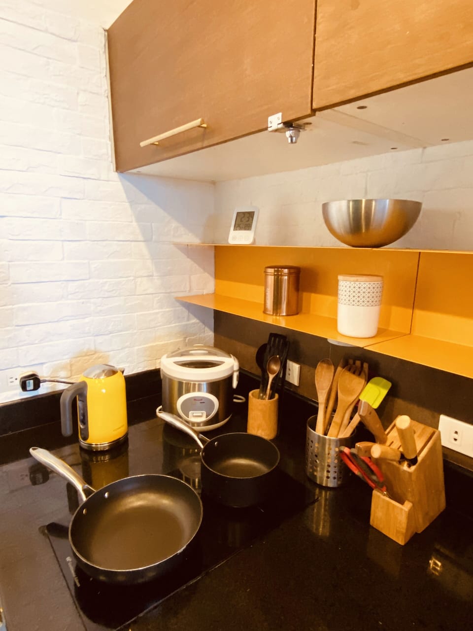 Kitchen cooking amenities