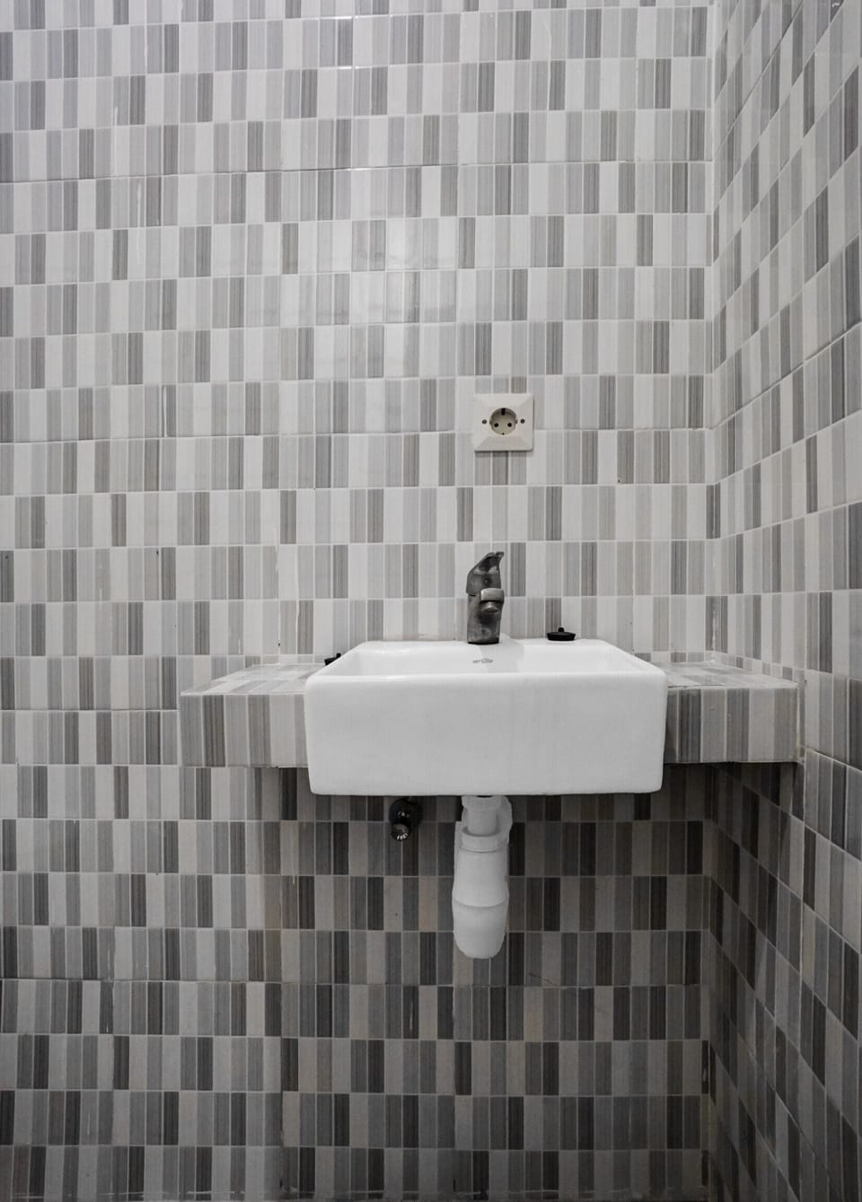 Basic Double Room | Bathroom