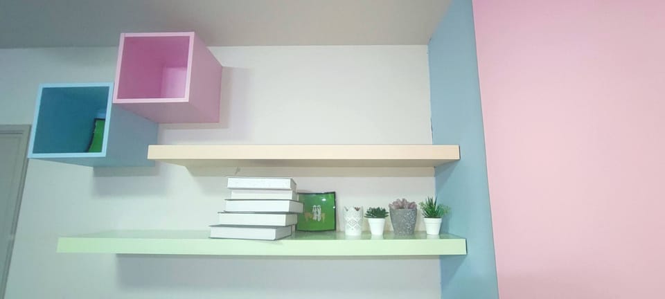 Apartment, 1 Bedroom, Smoking, Balcony | Living room | Books