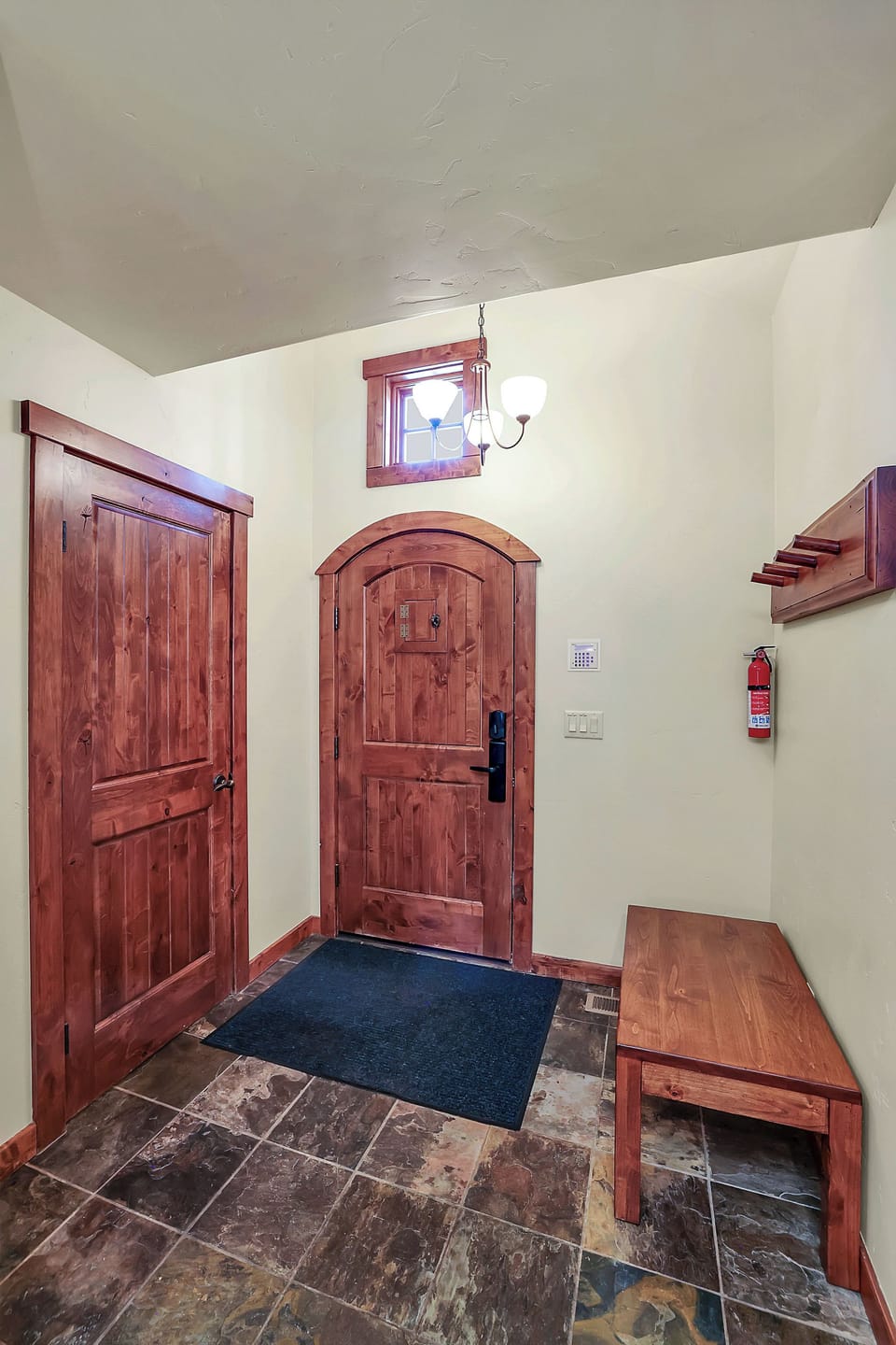 Two king en‑suites, space for seven, and all the comfortable basics you want after big days outside