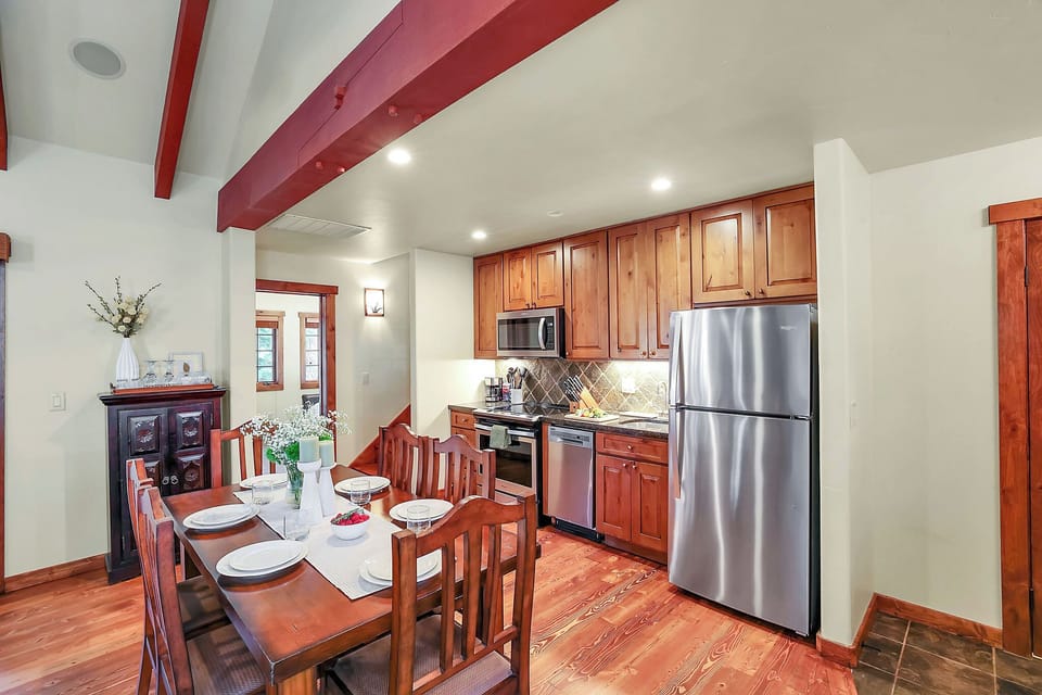 Two true king suites, ski trail access, a fairway backdrop, and a private hot tub—First Tracks + Fairways is all about easy comfort between big days outside