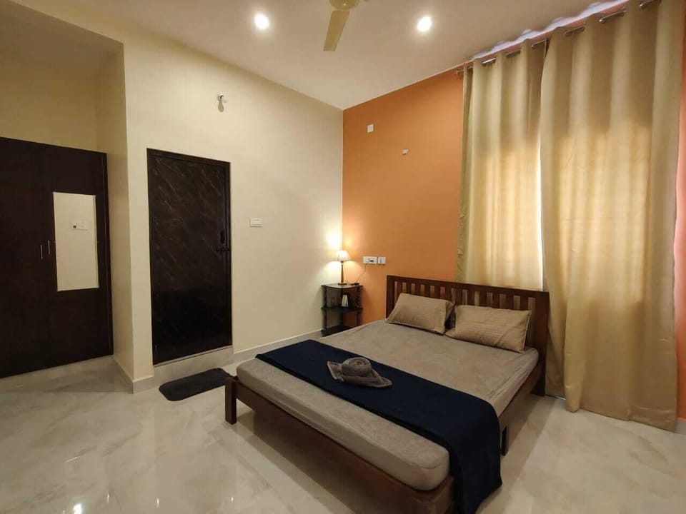 Deluxe Double or Twin Room, 1 King Bed, Mountain View | Blackout drapes, soundproofing, iron/ironing board, free WiFi