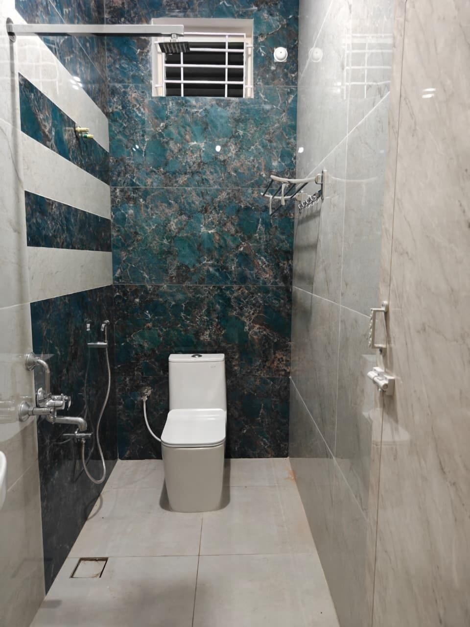 Bidet, towels