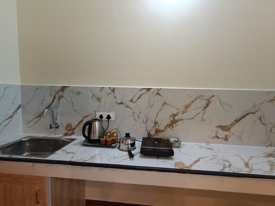 Luxury Suite, Mountain View | Private kitchen
