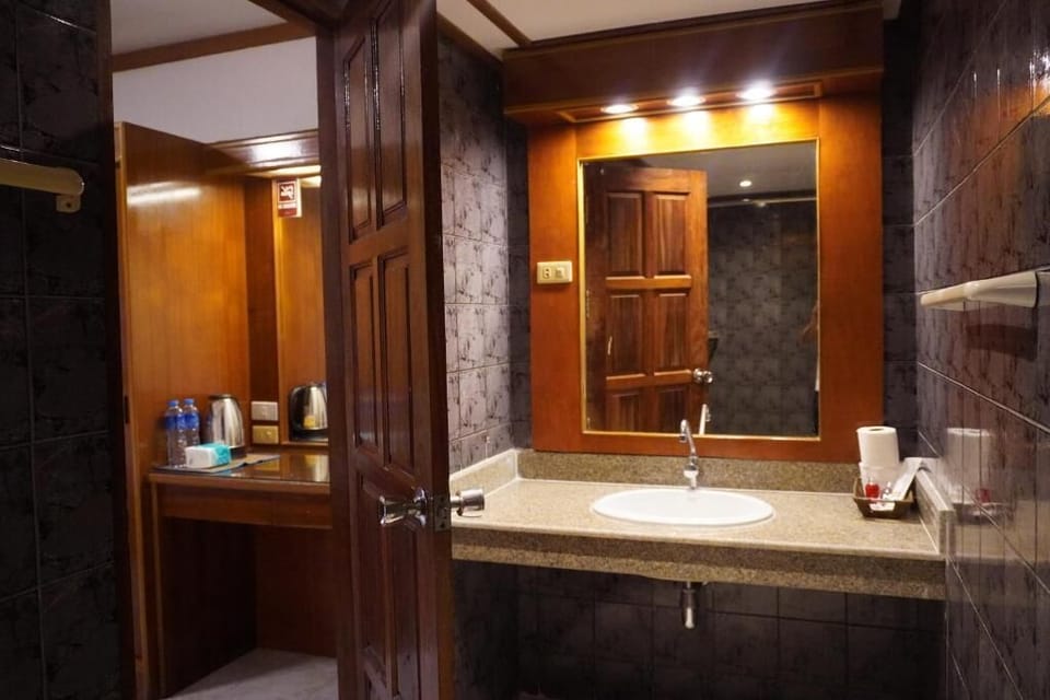 Deluxe Double Room, Balcony, Courtyard View | Bathroom | Shower, free toiletries, hair dryer, towels