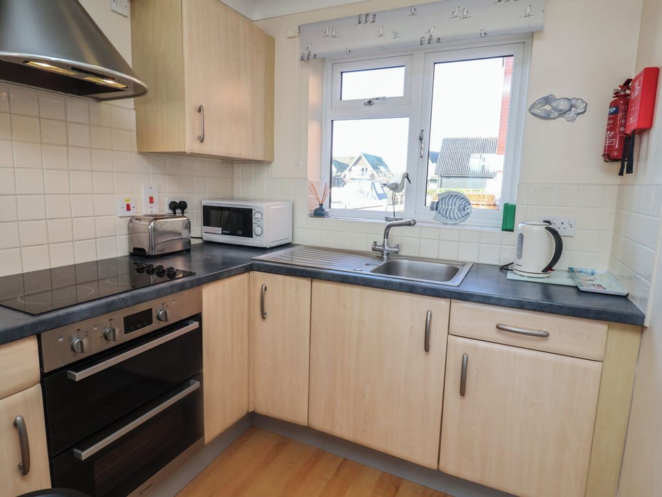 Microwave, cookware/dishes/utensils