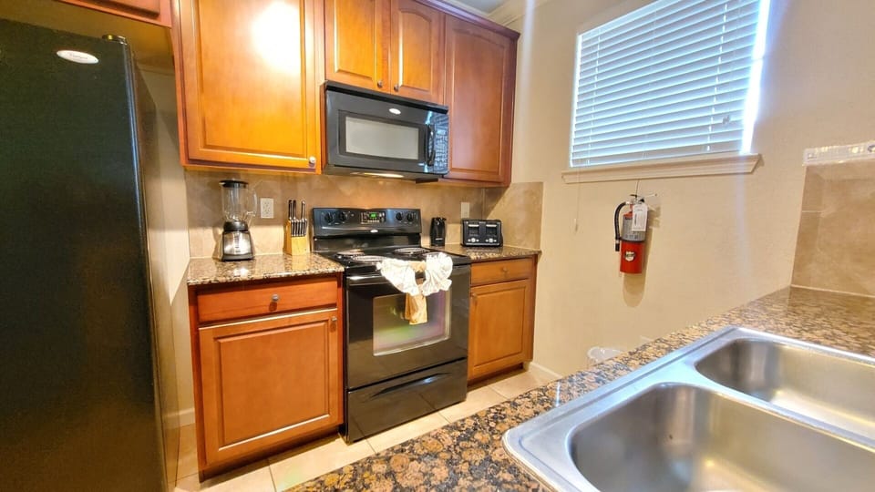 Condo, 3 Bedrooms | Private kitchen | Coffee/tea maker, fridge, oven, toaster