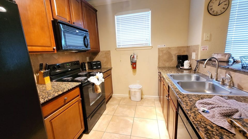 Condo, 3 Bedrooms | Private kitchen | Coffee/tea maker, fridge, oven, toaster