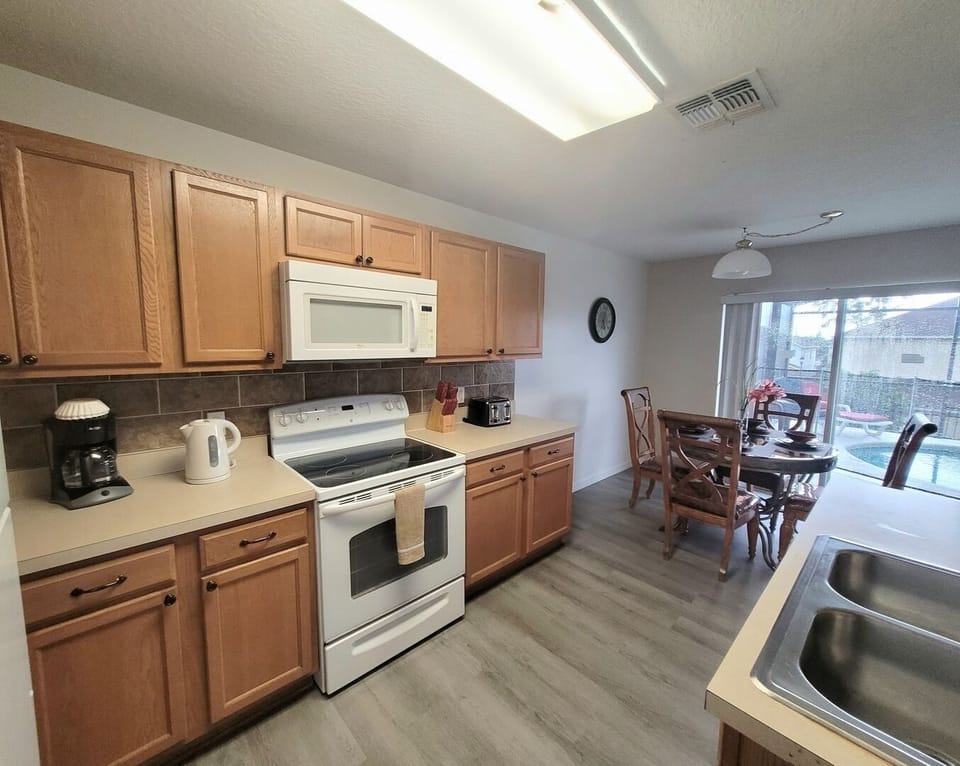 House, 4 Bedrooms | Private kitchen | Coffee/tea maker, fridge, oven, toaster