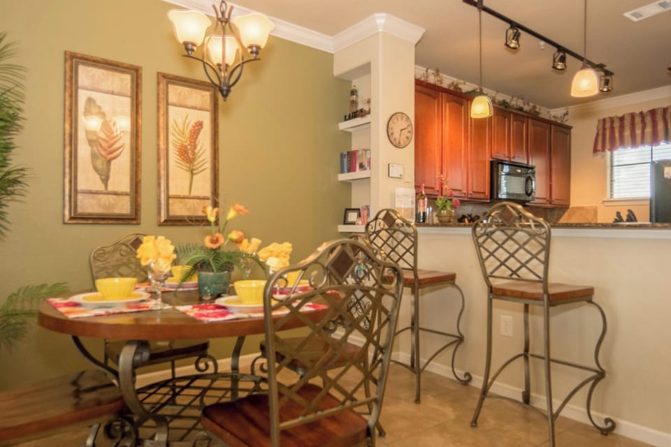 Condo, 2 Bedrooms | Dining