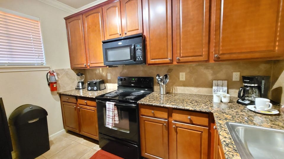 Condo, 3 Bedrooms | Private kitchen | Coffee/tea maker, fridge, oven, toaster