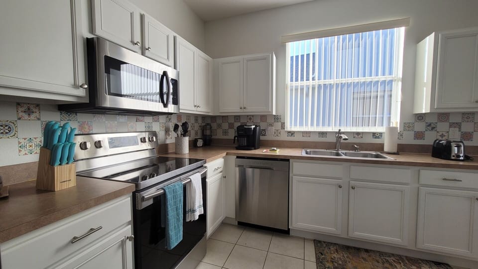 House, 4 Bedrooms | Private kitchen | Coffee/tea maker, fridge, oven, toaster