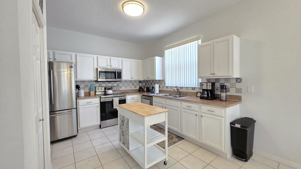 House, 4 Bedrooms | Private kitchen | Fridge, oven, coffee/tea maker, toaster