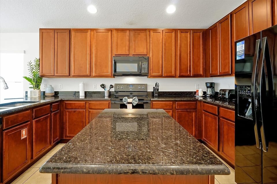 House, 4 Bedrooms | Private kitchen | Fridge, oven, coffee/tea maker, toaster