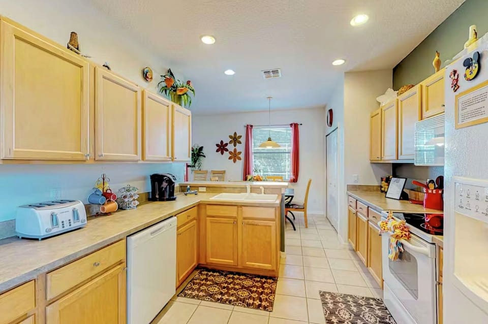 House, 5 Bedrooms | Private kitchen | Coffee/tea maker, fridge, oven, toaster